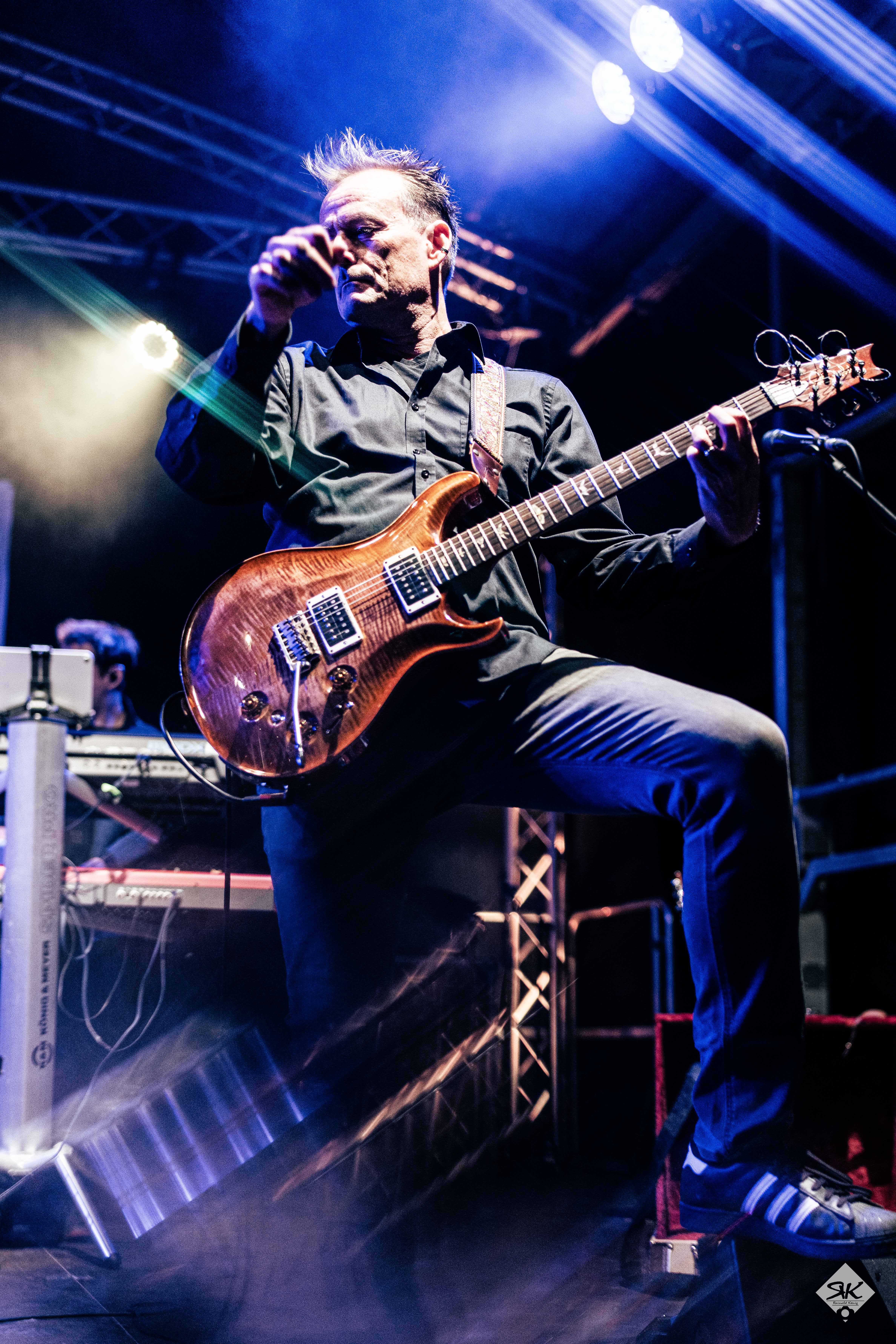 Simon – Guitar & Vocals
